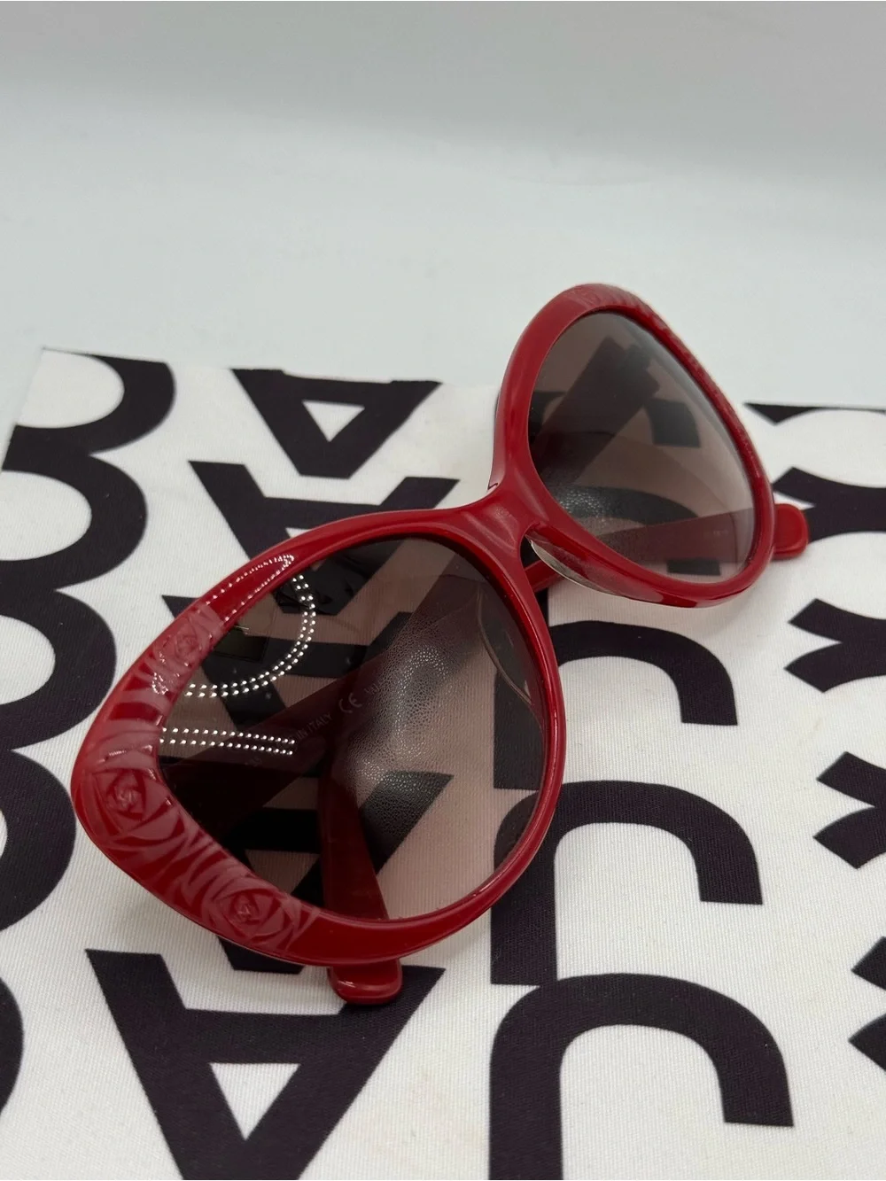 Valentino V617S Red Cat-Eye Women’s Sunglasses Floral Sculpting Italy Rare Pair
